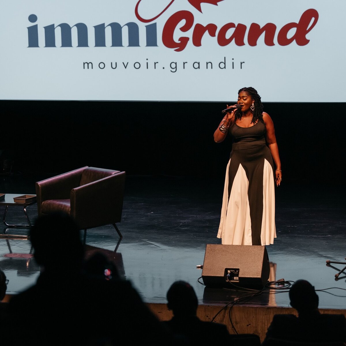 Chanteuse sur scène lors d'une soirée N.É.V.A.